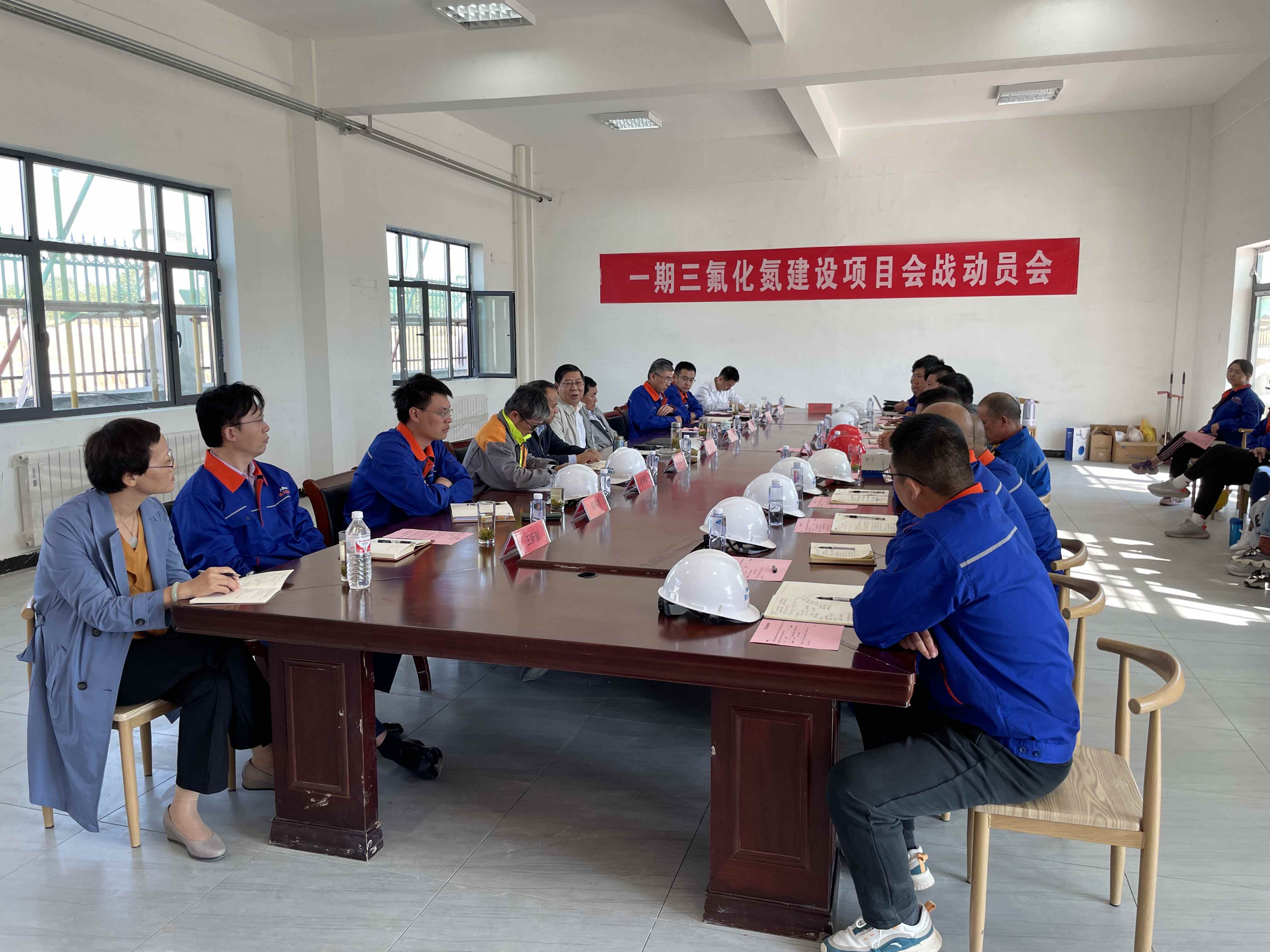 大干70天,建設(shè)“冠軍線” 南大微電子一期NF3建設(shè)項(xiàng)目會戰(zhàn)動(dòng)員會(圖1) 大干70天,建設(shè)“冠軍線” 南大微電子一期NF3建設(shè)項(xiàng)目會戰(zhàn)動(dòng)員會(圖1)