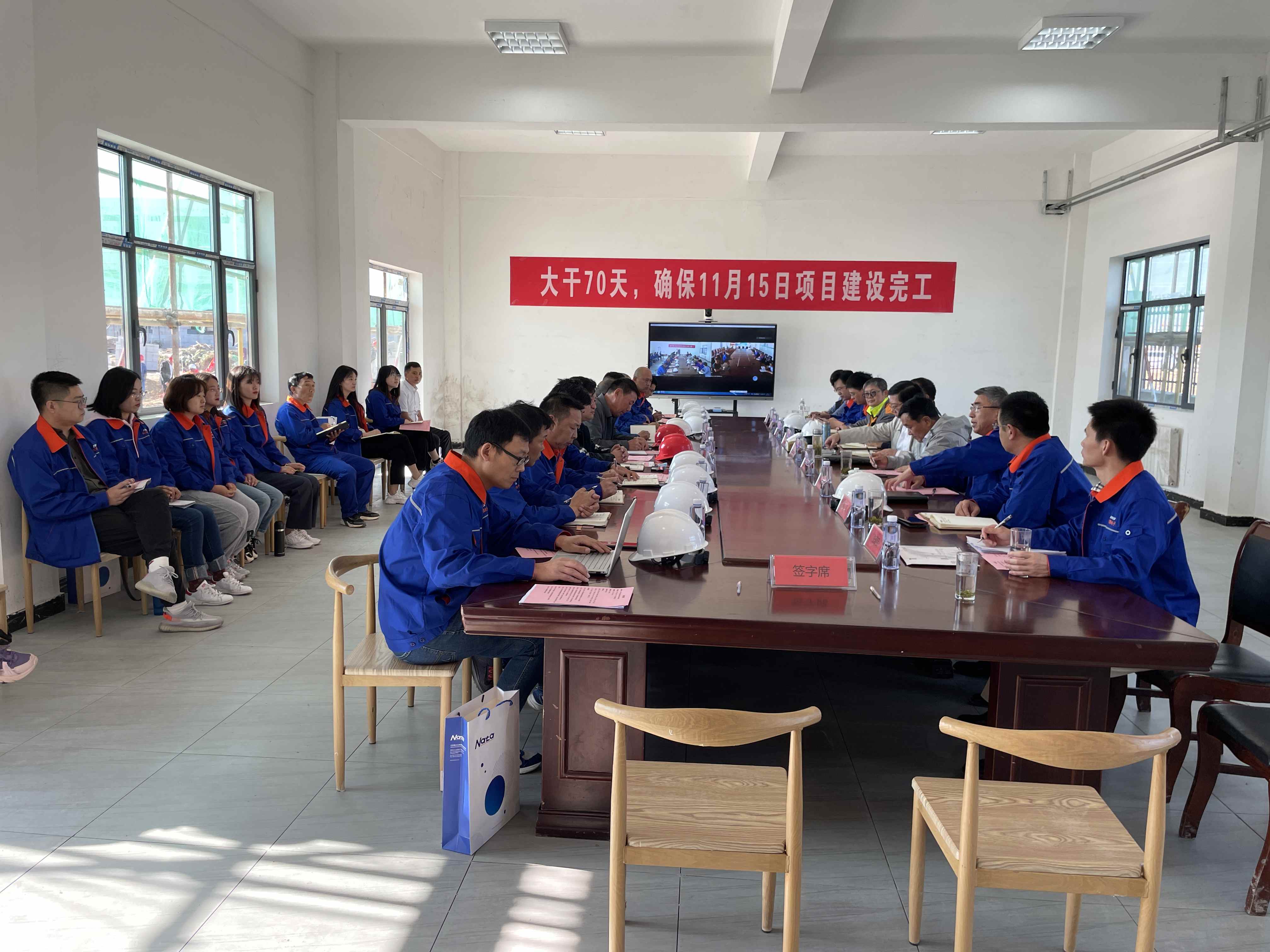 大干70天,建設(shè)“冠軍線” 南大微電子一期NF3建設(shè)項(xiàng)目會戰(zhàn)動(dòng)員會(圖3) 大干70天,建設(shè)“冠軍線” 南大微電子一期NF3建設(shè)項(xiàng)目會戰(zhàn)動(dòng)員會(圖3)